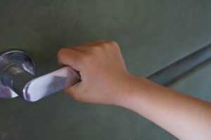 ドアノブ、エレベーターボタン、ダストボックス(ゴミ箱)、手摺、サッシ、スイッチ、工場設備など手の触れる機会の多い塗装面や金属面の抗菌
