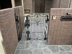 佐倉市で施工した住宅の玄関アプローチ 
