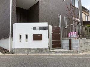 八千代市で施工した住宅の玄関アプローチ 