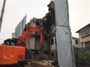 八千代市大和田の木造住宅を重機で解体している施工現場