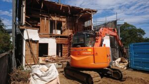 八千代市の木造住宅を重機で解体している施工現場