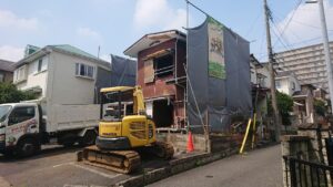 四街道市の木造住宅を重機で解体している施工現場