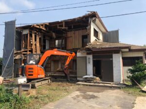 八千代市大和田の木造住宅を重機で解体している施工現場