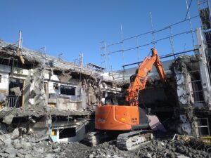 千葉市のRC造建物を重機で解体している施工現場