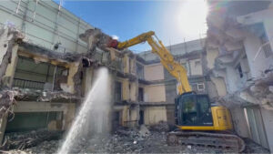 千葉市のRC造建物を重機で解体している施工現場